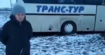 Ночью из-за снегопада на дороге Кашары-Морозовск съехал в кювет пассажирский автобус