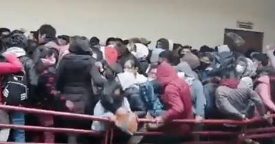 В университете в Боливии обрушились перила из-за давки студентов, погибло 7 человек (видео)
