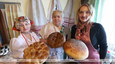 РЕПОРТАЖ: Хлебом едины - женщины в Могилевском районе вспоминают традиции хлебопечения