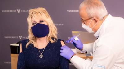 75-летняя Долли Партон вакцинировалась от коронавируса