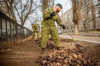 Генштаб похвастался, как канадские инструкторы в Николаеве убирали листья на улице
