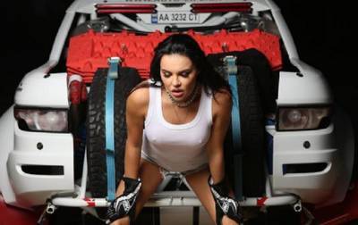 Секс-символ автоспорта позировала в эротическом белье на Lamborghini