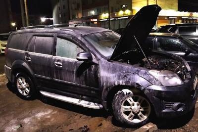 Смоляне, а потом и подоспевшие пожарные, тушили горящее авто на Рыленкова