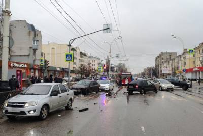 В центре Тамбова столкнулись три автомобиля: есть пострадавшие