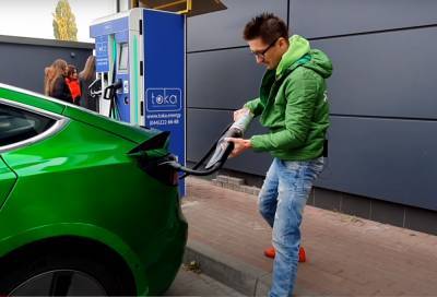 Сколько стоит зарядить электромобиль в Украине: Tesla против Nissan