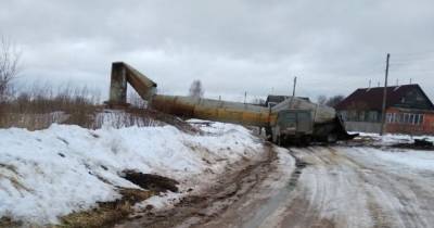 В России водонапорная башня рухнула на автомобиль коммунальщиков (видео)
