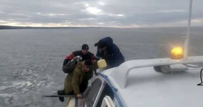 Дрейфовали по Каховскому водохранилищу: под Запорожьем со льда сняли трех рыбаков