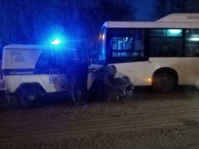 В Сыктывкаре патрульная машина столкнулась с пассажирским автобусом