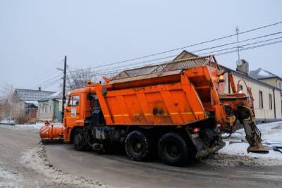 На волгоградские автодороги высыпали 1,6 тысячи тонн реагентов