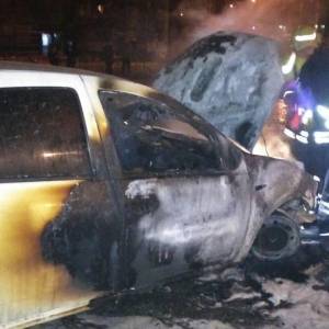 На ул. Чаривной в Запорожье сгорели три автомобиля. Фото
