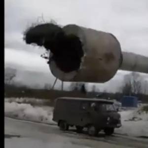 В РФ водонапорная башня рухнула на автомобиль коммунальщиков. Видео