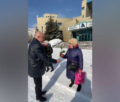 Сергей Цивилёв прошёл по Новокузнецку и подарил женщинам цветы