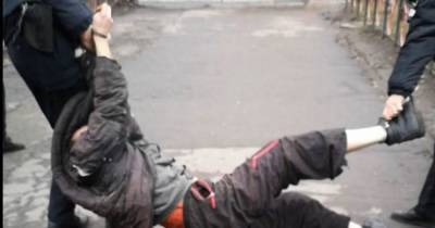 Наступали коленом на шею и сломали палец: в Сумской области за пытки будут судить двоих правоохранителей - tsn.ua - Сумская обл.