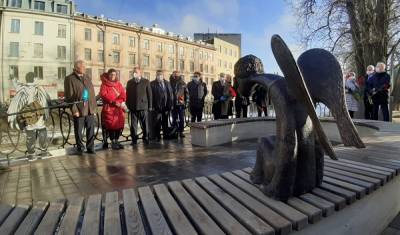 В Петербурге открыли памятник медикам, погибшим в пандемию коронавируса