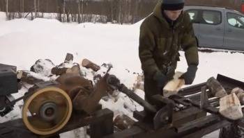 Вологодский "Кулибин" решил упростить колку дров и собрал свой дровокол