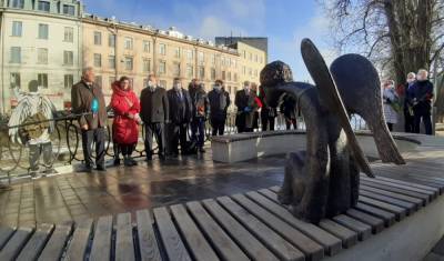 В Петербурге открыли памятник погибшим медикам