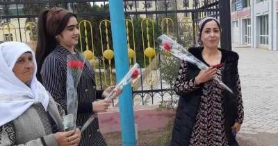 Акция «Подари цветы» в честь 8 марта в Бохтаре порадовала женщин