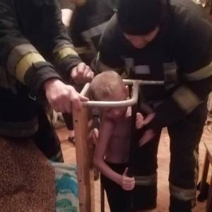 В Запорожье ребенок застрял в мебельной конструкции: вызывали спасателей. Фото
