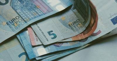 Доллар на межбанке торгуется у 27,88 грн, евро же не спешит снижаться до курса НБУ