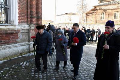 Губернатор Тверской области возложил цветы к мемориальной доске у Покровского храма в Ржеве