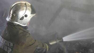 Спасатели тушат крупный пожар в подмосковном ангаре
