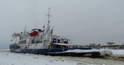 Более сотни российских кораблей застряли в ледяной "ловушке" Азовского моря