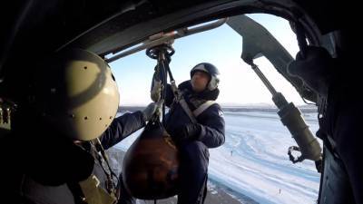 Камчатские вертолетчики показали, как спасают терпящих бедствие коллег. Видео