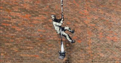 Граффити в стиле Бэнкси появились на стене бывшей тюрьмы в Англии, где сидел Оскар Уайльд