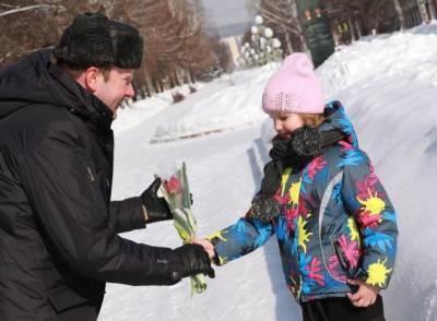Заместители мэра Кемерова дарили цветы женщинам на улице