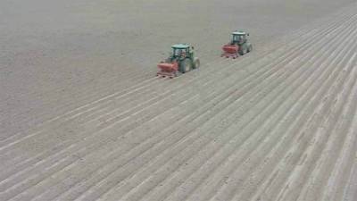 Арендаторов земель в Лебапе вынуждают за свой счет обеспечивать сельхозтехнику смазочными материалами