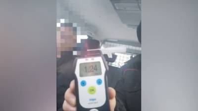 "За ваше здоровье!": пьяный водитель без прав попался, попросив закурить у инспектора