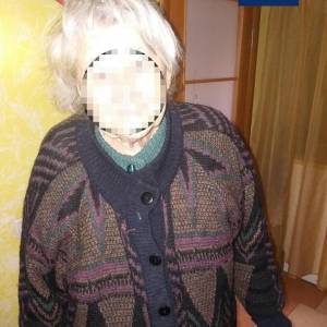В Запорожье полицейские вернули домой потерявшуюся пенсионерку. Фотофакт