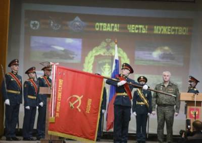 Генерал-полковник Андрей Картаполов вручил историческое знамя мотострелковой дивизии армейского корпуса БФ