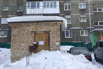 В Мурманске ищут владельцев двух кирпичных строений по улице Александрова