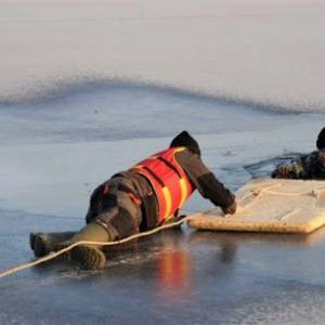 Спасатели предупреждают запорожцев об опасности выхода на лед