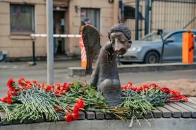В Петербурге открыли памятник погибшим в пандемию медикам