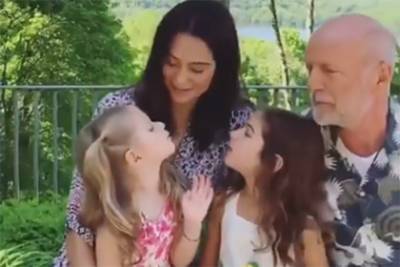 Брюса Уиллиса раскритиковали за поцелуй с восьмилетней дочерью