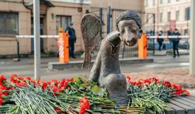 В Петербурге открыли памятник умершим от ковида медикам