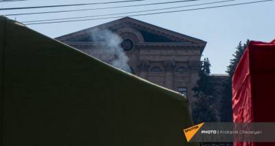 Полиция установила во дворе парламента Армении светозвуковые гранаты