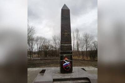В Ростовской памятник воинской доблести «отремонтировали» скотчем