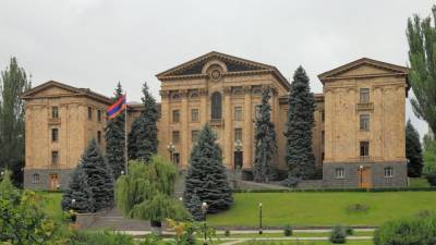 Ворота перед парламентом Армении заварили перед митингом оппозиции
