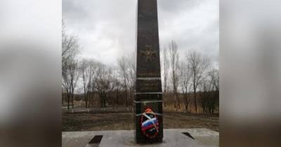 Памятник воинской доблести в Ростовской области "починили" скотчем