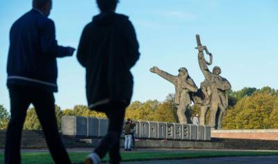 Разрушение монументов в Латвии: следующим будет Памятник освободителям Риги?