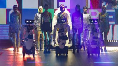 Роботы и модели на подиуме: показ новой коллекции Dolce & Gabbana осень – зима 2021/2022