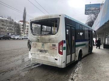 В Уфе на остановке столкнулись два автобуса с пассажирами