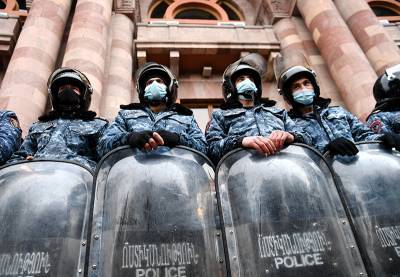Сотни полицейских окружили здание парламента в Ереване