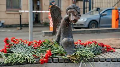 В Петербурге появился памятник погибшим в пандемию медикам