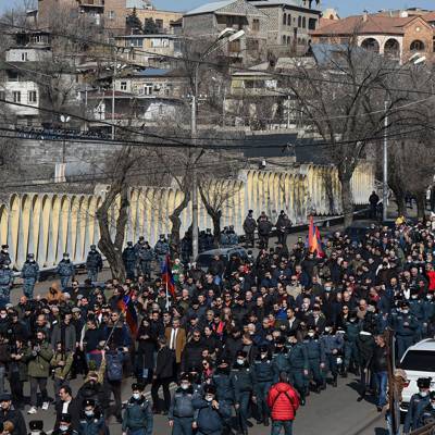 Крупные силы полиции стянуты к зданию парламента в Ереване