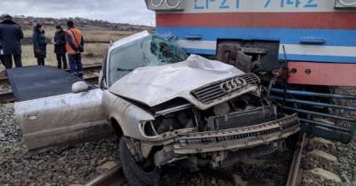 В Донецкой области столкнулись поезд и легковушка: есть погибший