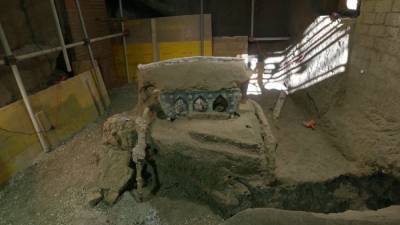 Древнюю колесницу обнаружили на раскопках в Помпеях.